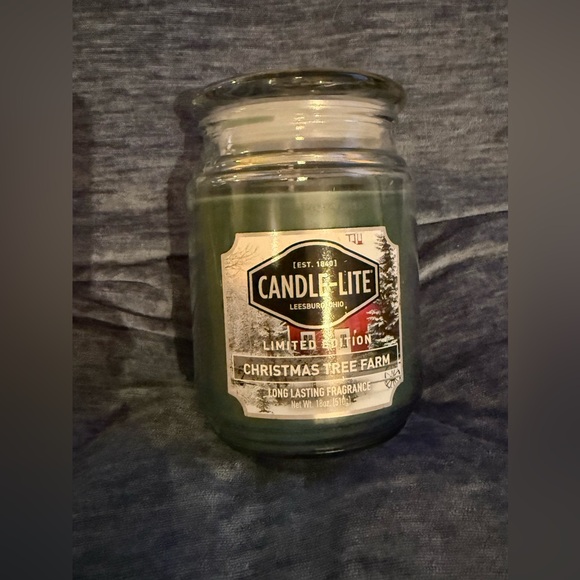 Candle-lite 18 oz. candle “Christmas Tree Farm” NEW/UNUSED Burn time 70-110 hrs - Picture 3 of 8